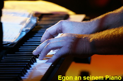 Egon am Piano